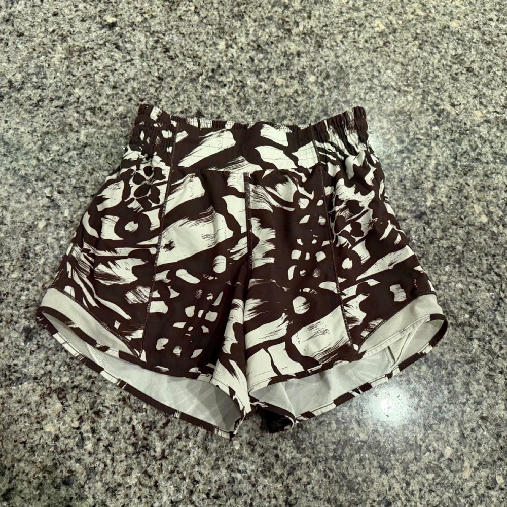Lululemon hotty Hot High Rise Espresso Bone HR Shorts